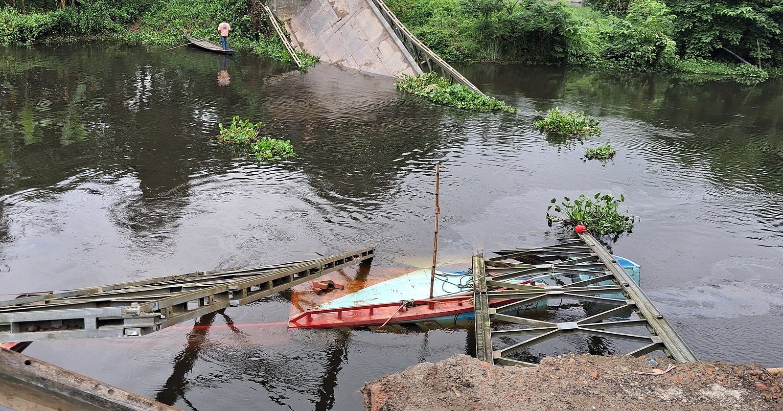 কুমিল্লায় বাল্কহেডের ওপর ভেঙে পড়ল বেইলি সেতু, যোগাযোগ বন্ধ