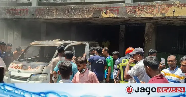 বাগেরহাট হাসপাতালে অ্যাম্বুলেন্সে আগুন, দগ্ধ চালক ও পুড়ে ৮ মোটরসাইকেল