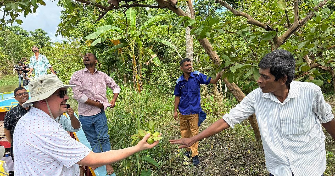 স্ত্রীসহ ভীমরুলির ভাসমান বাজারে মার্কিন রাষ্ট্রদূত, পেয়ারার স্বাদ নিলেন