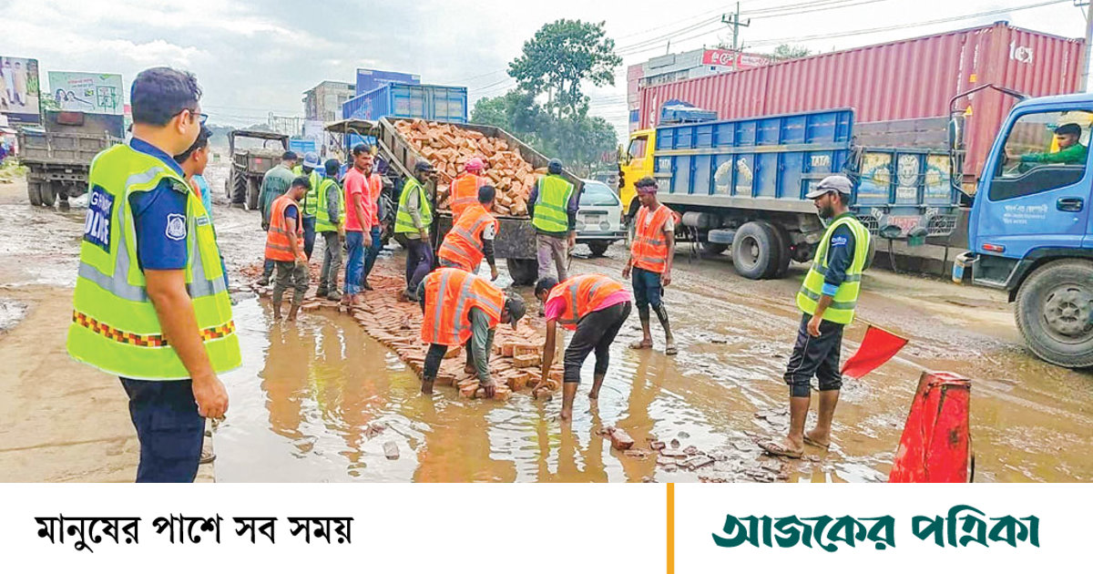 ঢাকা-চট্টগ্রাম মহাসড়কে আধা কিমি খানাখন্দে ১৫ কিমি যানজট