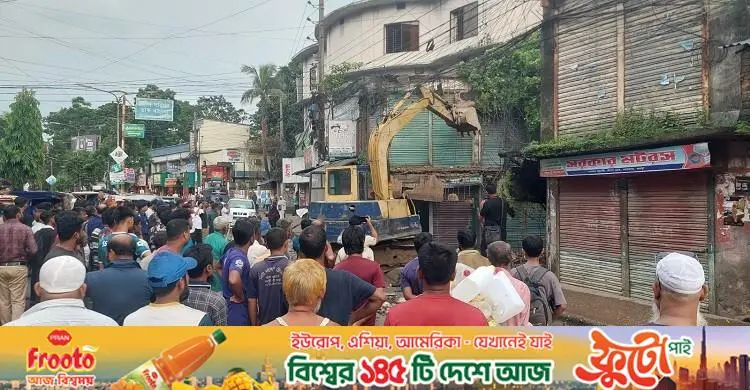 বগুড়ায় ঝুঁকিপূর্ণ সমাগম মার্কেট ভেঙে ফেলা, কর্মহীন ৪০ বছরের ব্যবসায়ীরা