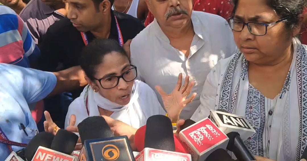 মমতা বন্দ্যোপাধ্যায়ের গাড়িতে হামলা, হেফাজতে নিহত তৃণমূল কর্মীর বাড়ি যাত্রা