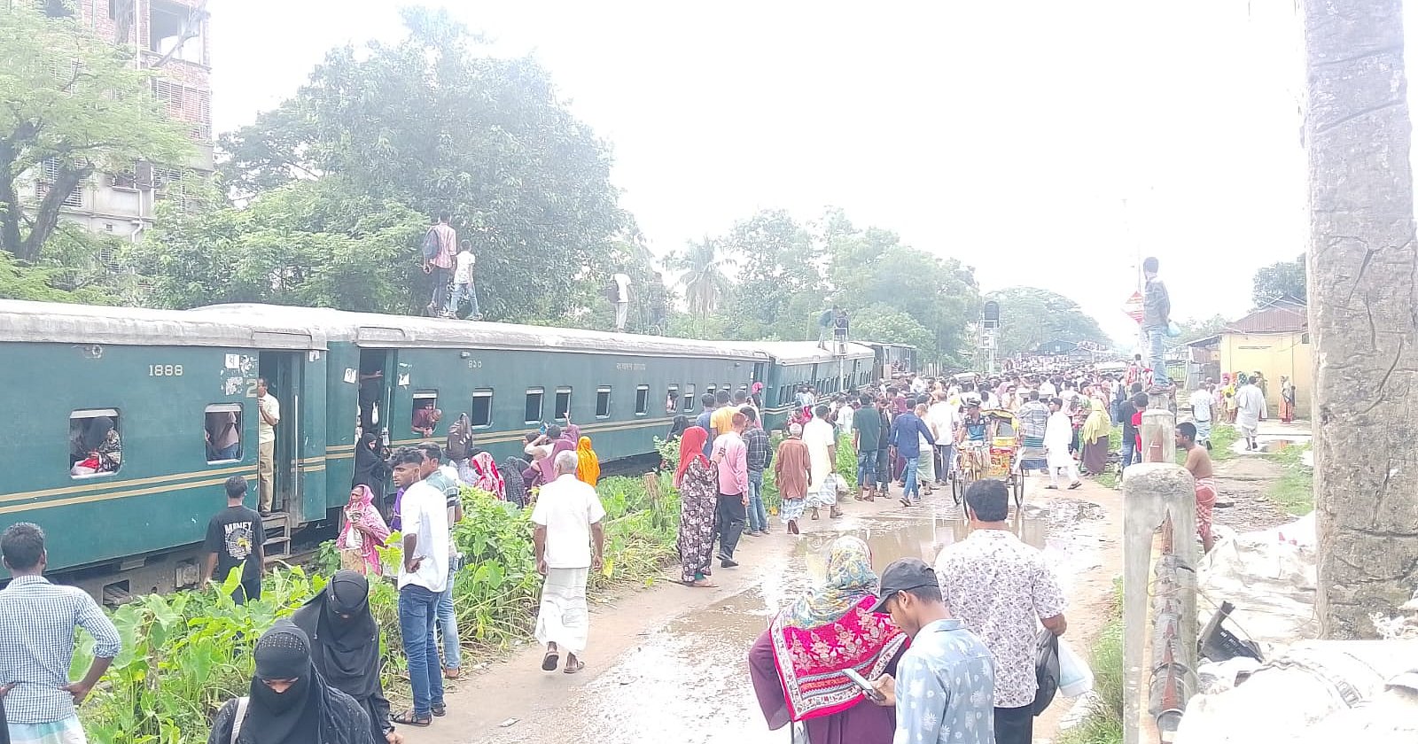 গফরগাঁওয়ে জামালপুর কমিউটারের ৫ বগি লাইনচ্যুত, বন্ধ ট্রেন চলাচল