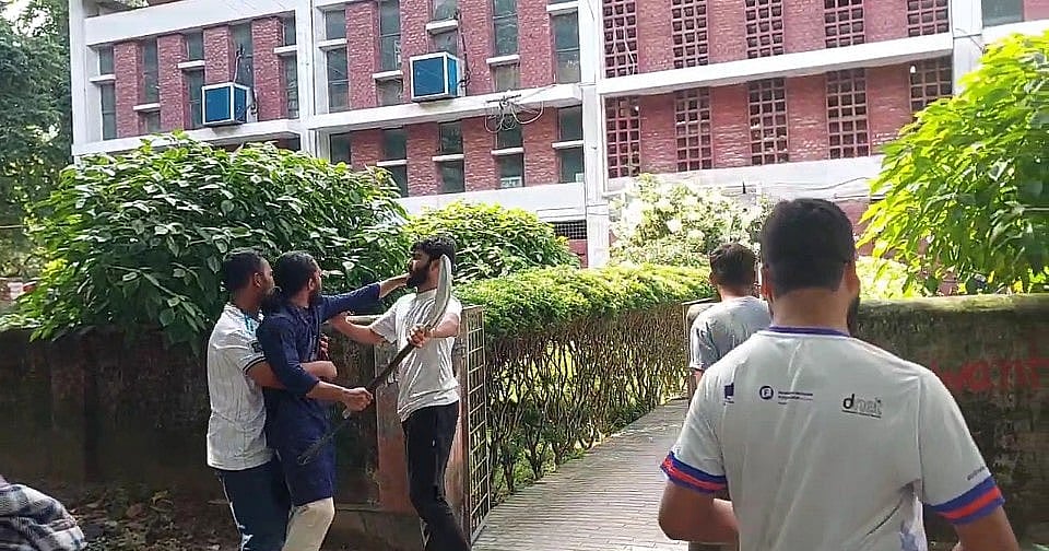 রাজশাহী বিশ্ববিদ্যালয়ে তিন শিক্ষার্থীকে মারধর, নেতৃত্ব দিলেন রাকসু জিএস