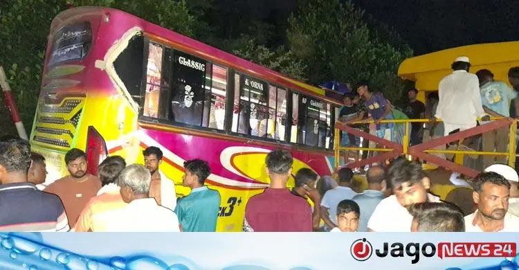 রাজবাড়ীতে বিচ্ছিন্ন বগির ধাক্কায় ৩ যানবাহনের সংঘর্ষ, প্রাণহানি ২