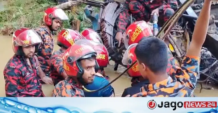 মৌলভীবাজারে ব্রিজের রেলিং ভেঙে খালে তেলবাহী ট্রাক, চালক নিহত