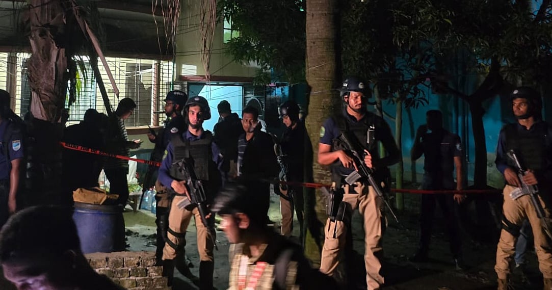 সাভারে ৩ তলা বাড়ি ঘিরে পুলিশের অভিযান, বোমা ও বিস্ফোরক উদ্ধার