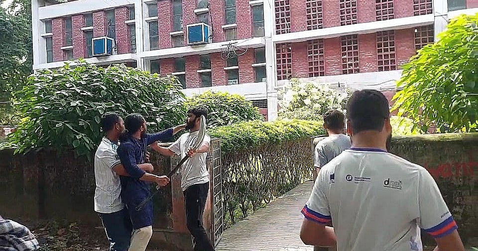 রাবিতে মারধরের শিকার ২ শিক্ষার্থীকে ছাত্রলীগের মামলায় গ্রেপ্তার