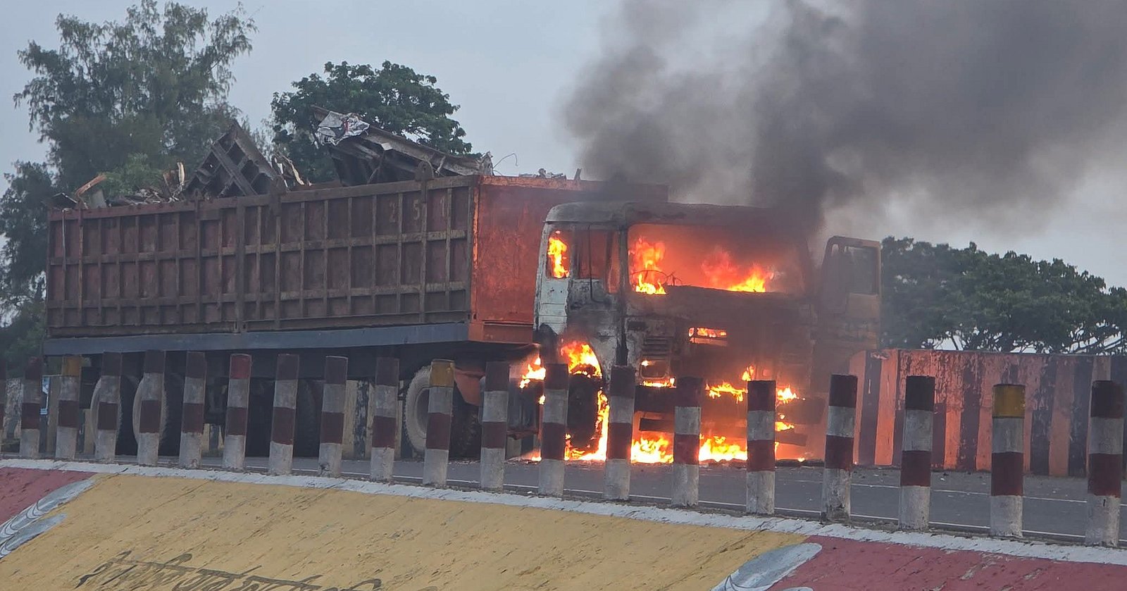সীতাকুণ্ডে লরিতে আগুন, ঢাকা-চট্টগ্রাম মহাসড়কে যানবাহন চলাচল ব্যাহত