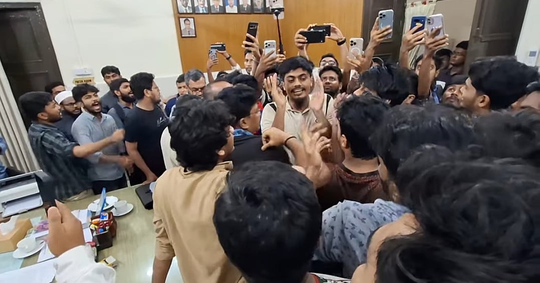 শহীদুল্লাহ হলে শিবির-ছাত্রদলের সংঘর্ষ, ‘সমকামী কর্মকাণ্ড’ তদন্তে উত্তেজনা