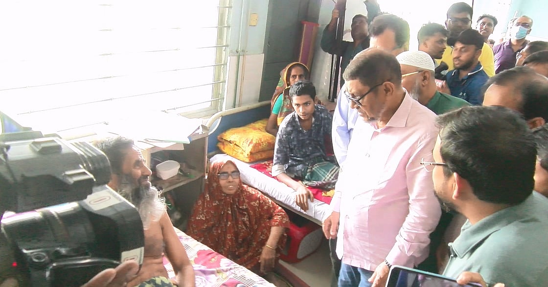 সাতক্ষীরায় স্বাস্থ্যমন্ত্রীর পরিদর্শন, দুই চিকিৎসক ও এক প্রহরী বরখাস্ত