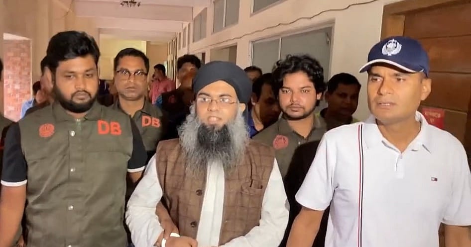 বগুড়ায় আদালত চত্বরে এনসিপির সাবেক নেতা সালাউদ্দিনকে ডিম নিক্ষেপ