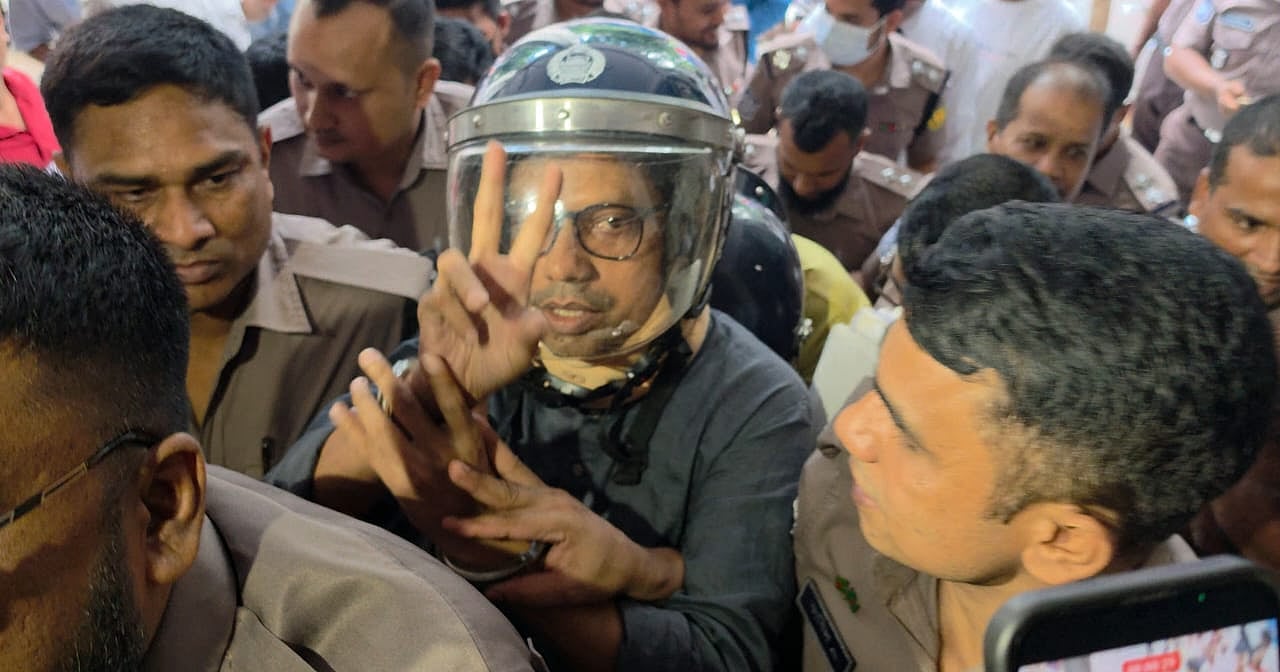 আদালতে সময় চাইলেন পলক, সিঁড়িতে ‘ভি’ চিহ্ন দেখিয়ে সমর্থকদের উৎসাহিত