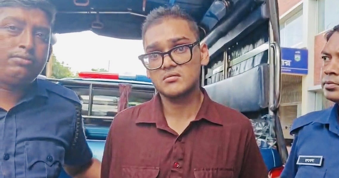 নাটোরে পর্যটনমন্ত্রীকে দুইবার ধাক্কা, খেলনা পিস্তলসহ আটক তরুণ