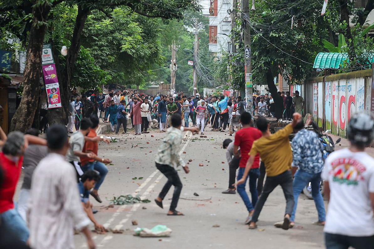 রাজধানীর ৩ স্থানে ছাত্রদল-শিবির সংঘর্ষ, পুলিশের লাঠিচার্জ