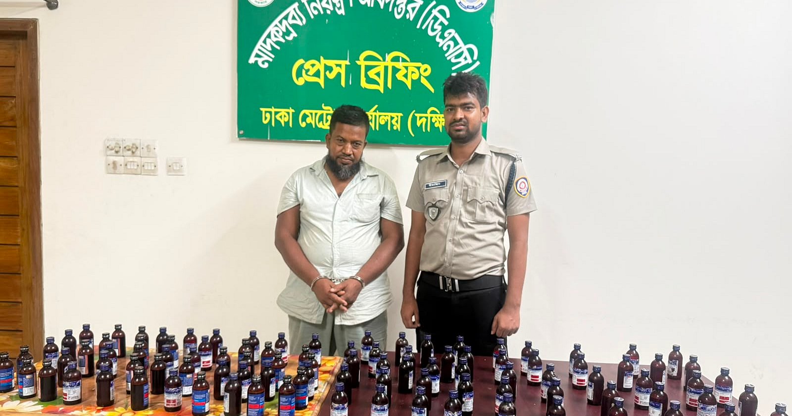 যাত্রাবাড়ীতে বাস থেকে উদ্ধার ১ লাখ ফেনসিডিল, আটক ১