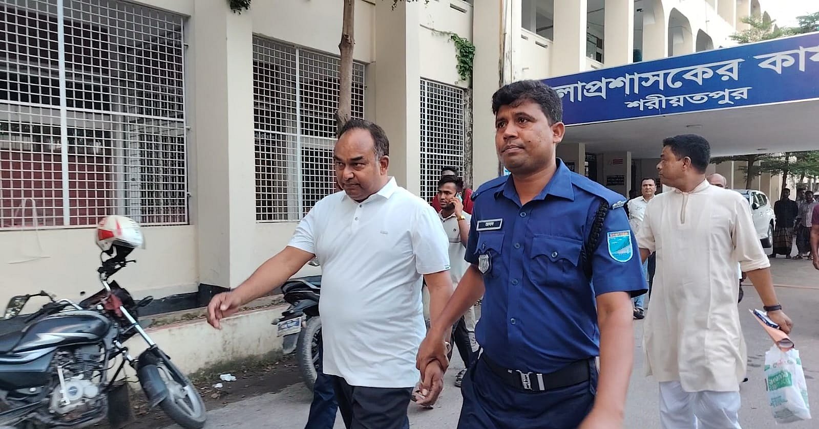 শরীয়তপুরে ৩ জন নিহতের ঘটনায় ককটেল মামলায় ইউপি চেয়ারম্যান গ্রেপ্তার