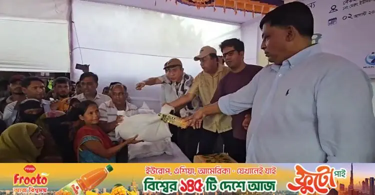 দীঘিনালায় ৩০০ বন্যাকবলিত পরিবার পেল খাদ্য সহায়তা