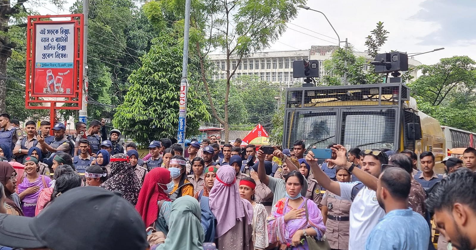 পদায়নের তারিখ পেয়ে শাহবাগের রাজপথ ছাড়লেন নতুন শিক্ষকেরা