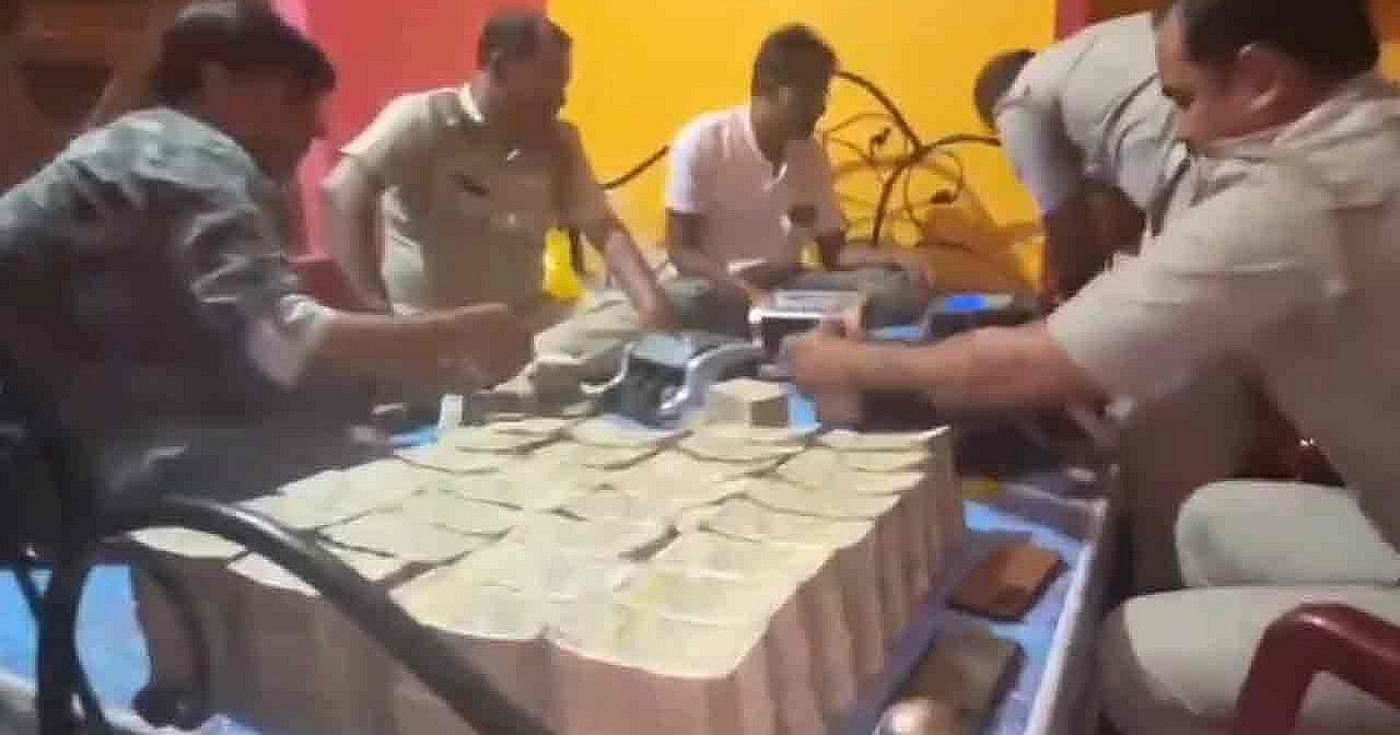 অবসরপ্রাপ্ত বাসচালকের বাড়িতে ২০ কোটি রুপি ও ১৫ কেজি স্বর্ণ উদ্ধার