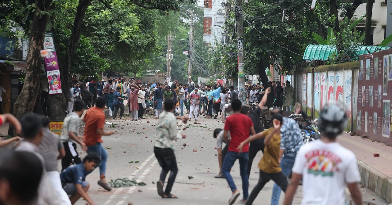 ঢাকা আলিয়া মাদ্রাসার সামনে ছাত্রদল ও শিবিরের সংঘর্ষ