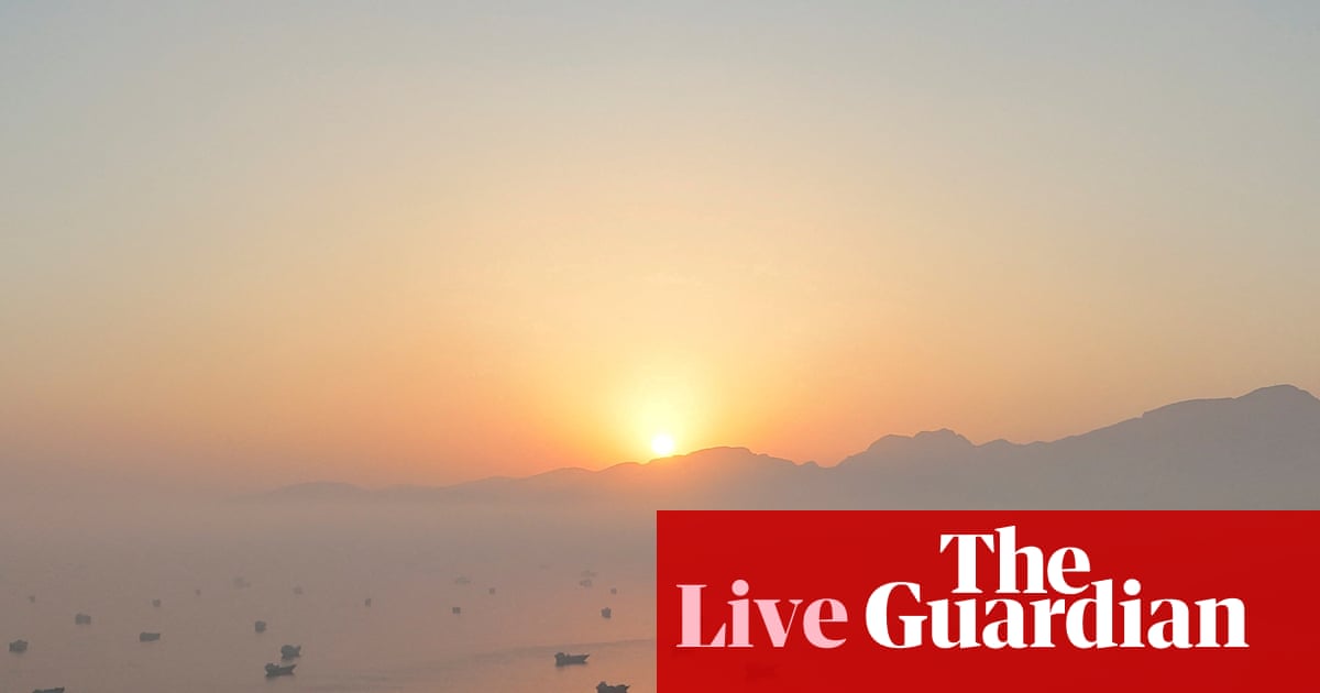 হরমুজ প্রণালীতে জাহাজ চলাচলের রুট ঠিক করল ইরান ও ওমান