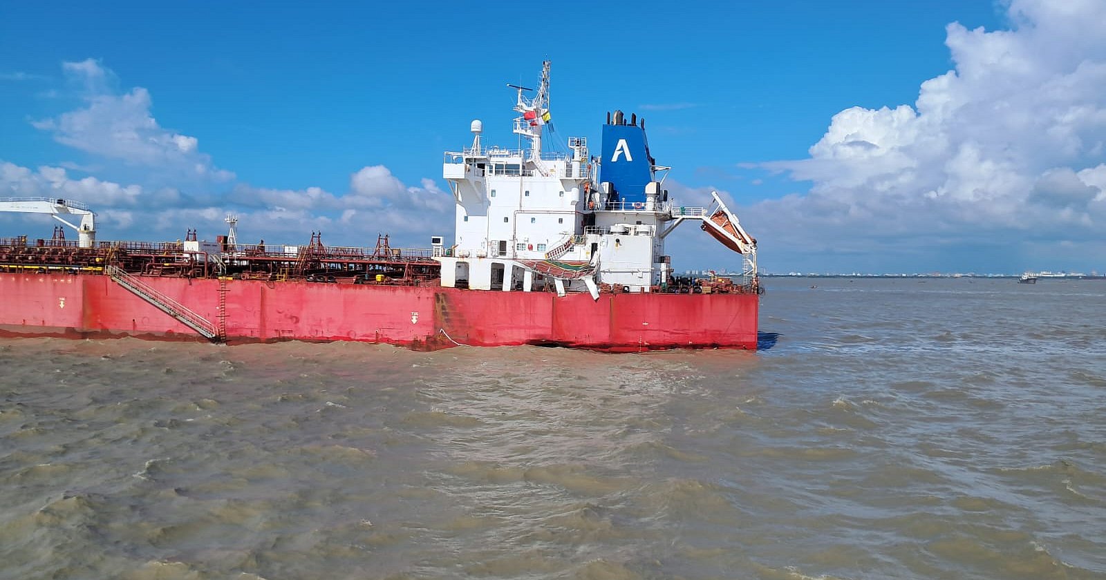 চট্টগ্রাম জলসীমায় দুই জাহাজের সংঘর্ষ, তেল ট্যাংকারের ইঞ্জিনকক্ষে ফাটল