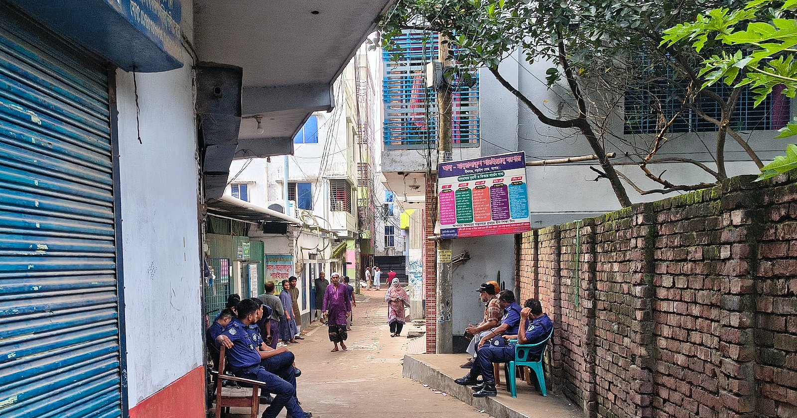 যশোরে এমপির বাড়িতে হামলা, তালা লাগানো প্রধান ফটক