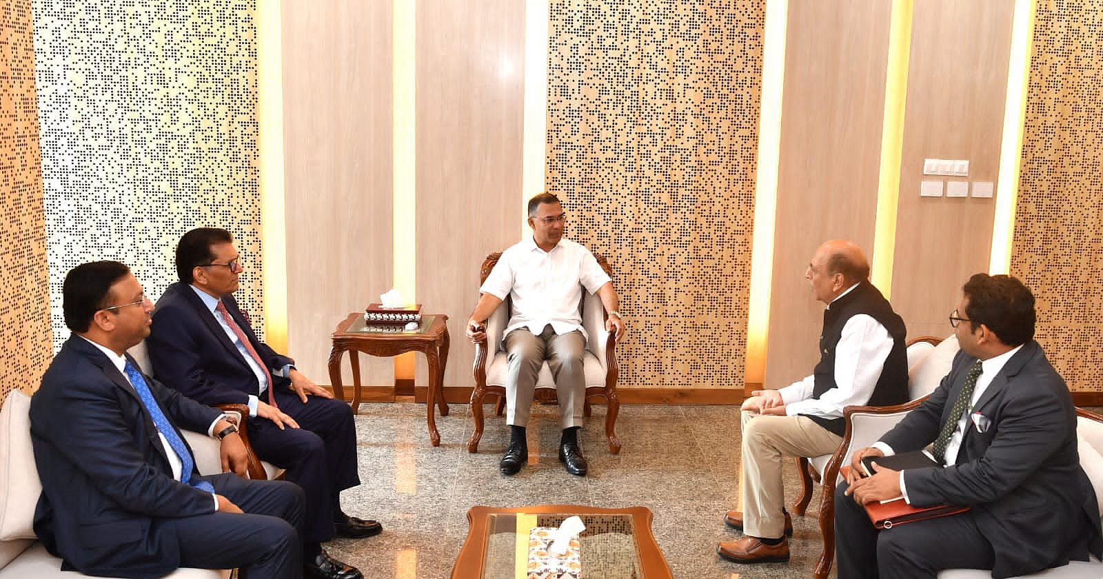 শেখ হাসিনাকে দ্রুত ফেরাতে চায় বাংলাদেশ, ভারতীয় দূতের সঙ্গে বৈঠক
